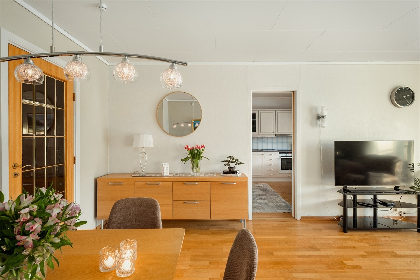 - Leiligheten har et totalt BRA-i på 76m² + innglasset balkong og ekstern bod - Galleribilde