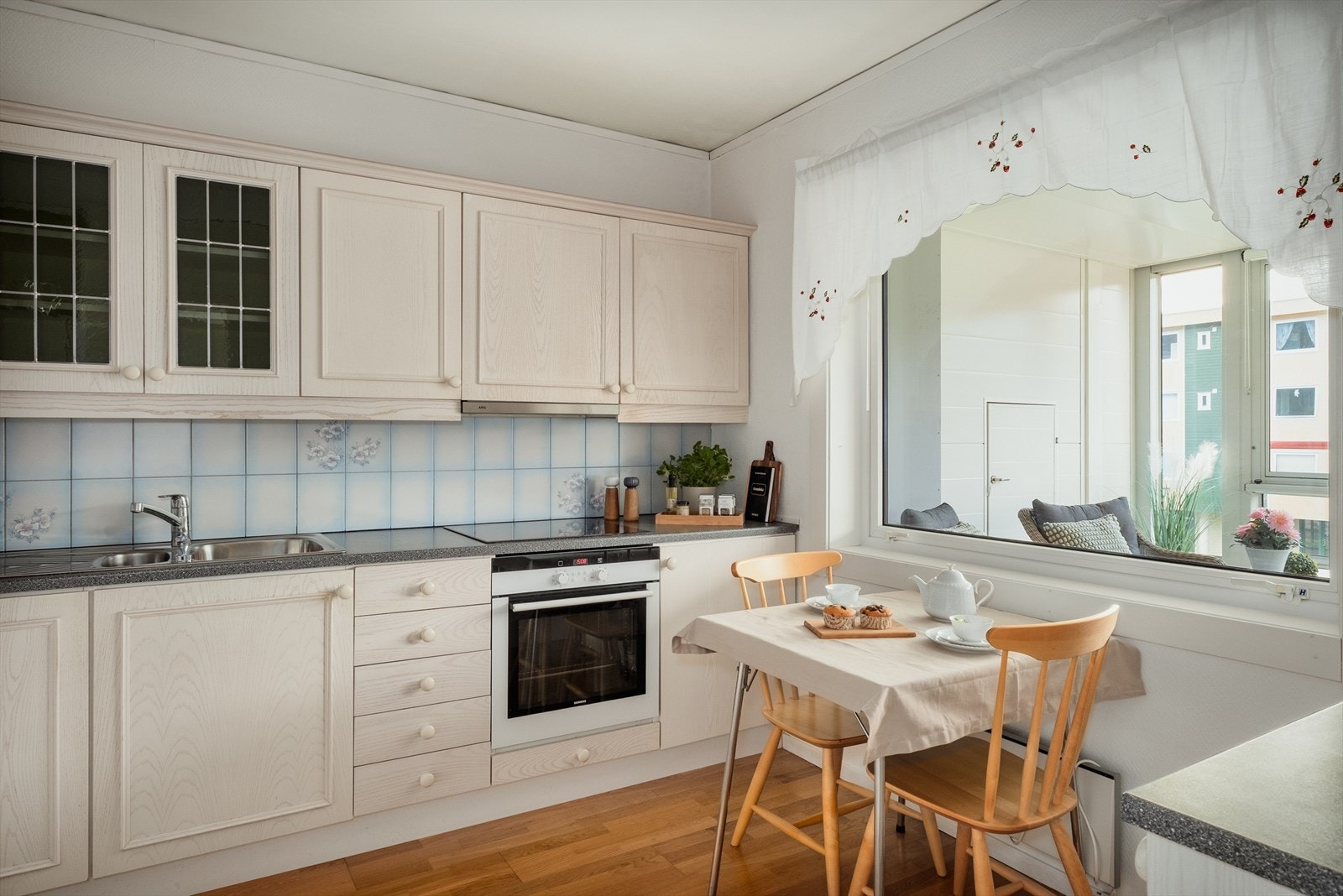 - Ny eier får glede av integrert stekeovn og platetopp m/induksjon + oppvaskmaskin og kombinert kjøle/fryse skap - Galleribilde