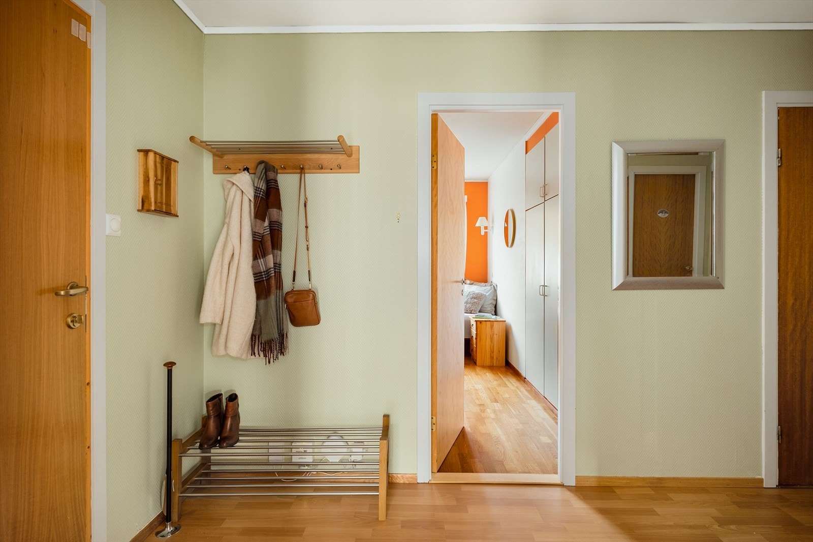 - Det er gode oppbevaringsmuligheter i innvendig bod på 2,6m² og ekstern bod på 1,7m² - Galleribilde