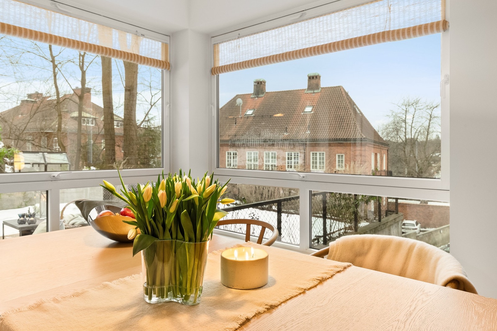 Mye naturlig lys fra store vindusflater. Galleribilde