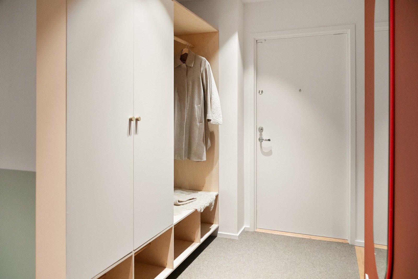 Leiligheten har en praktisk beliggenhet i byggets 2. etasje. Gode oppbevaringsløsninger for yttertøy og sko ifm. entré. Galleribilde