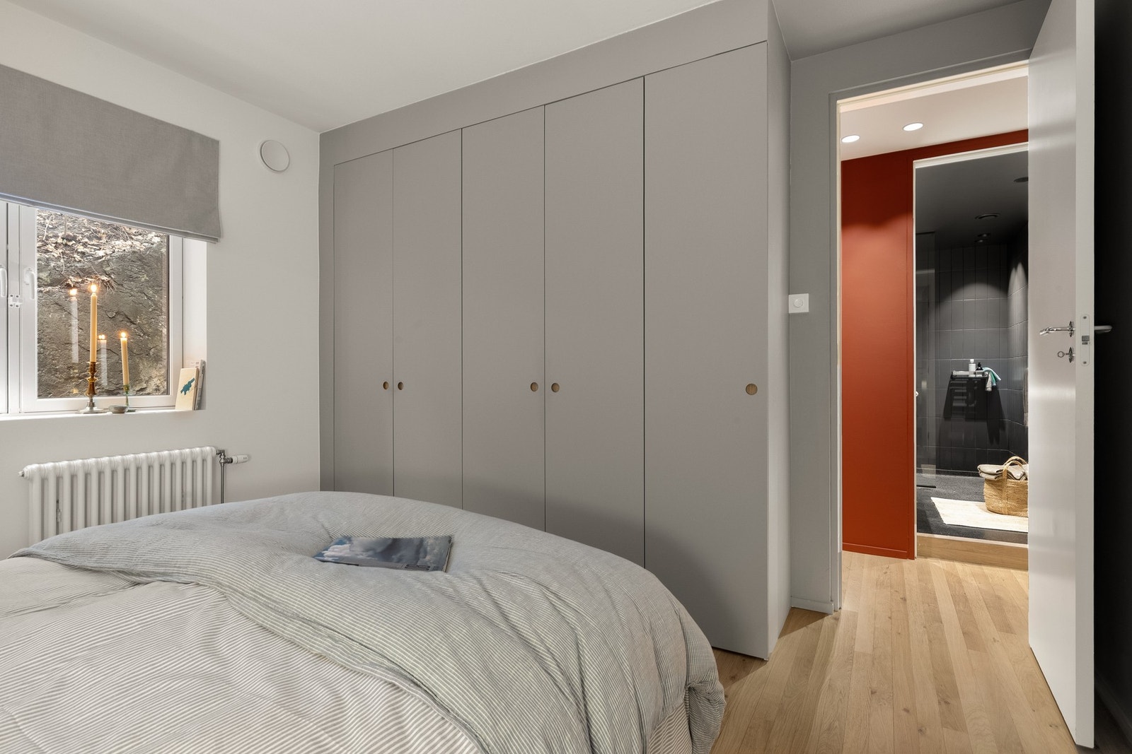 Et helhetlig og gjennomført inntrykk med plassbygde garderobeskap i en rød tråd til øvrig innredning. Galleribilde