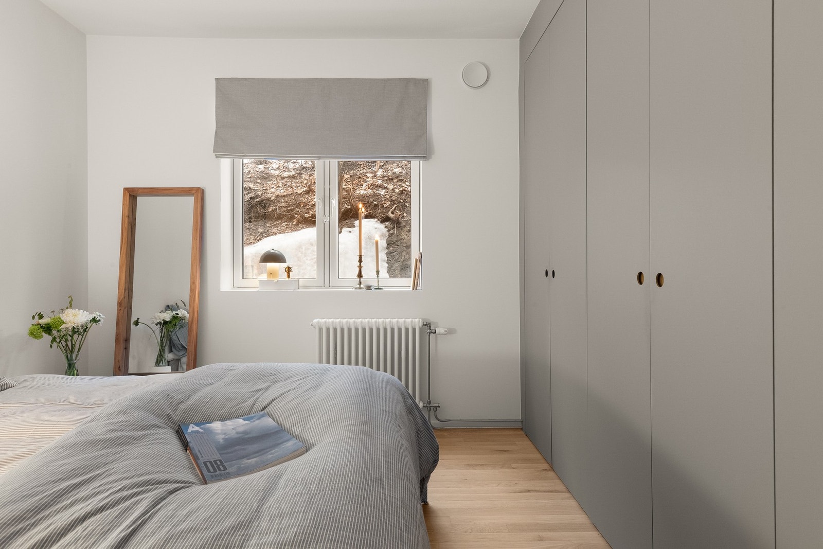 Alle soverommene har vindu ut mot baksiden av bygget. Galleribilde