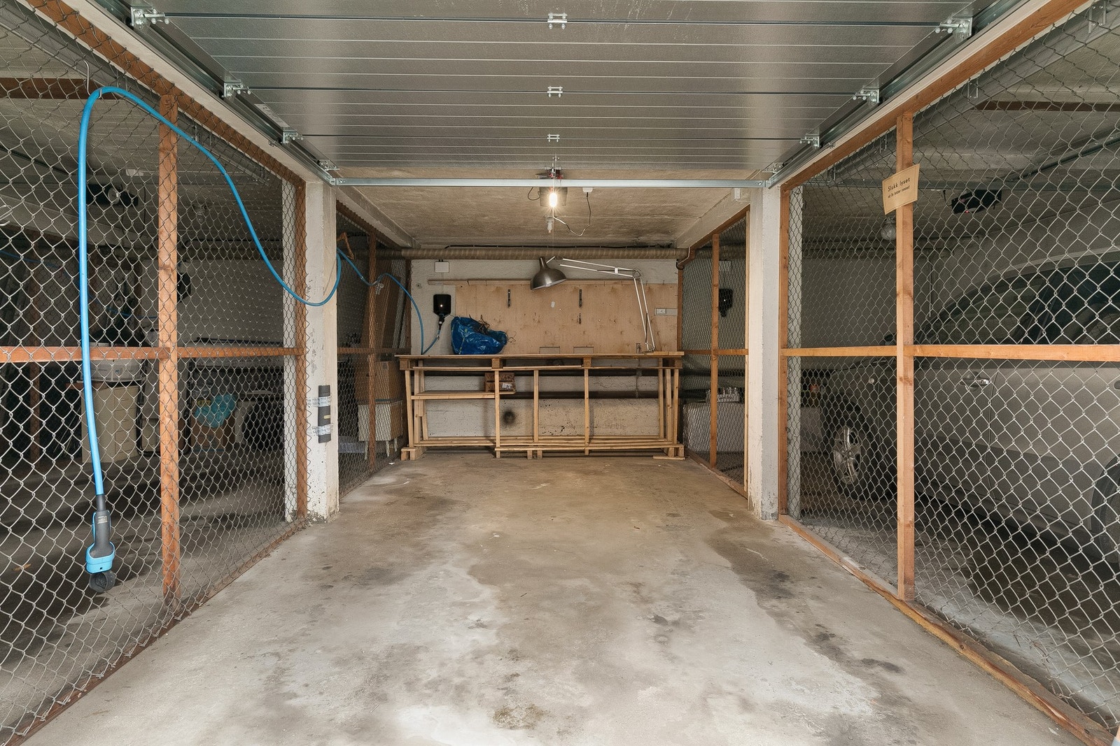 I tillegg til garasjeplassen, disp. aksjeboligselskapet 6 parkeringsplasser på gårdsplassen foran bygget. Galleribilde