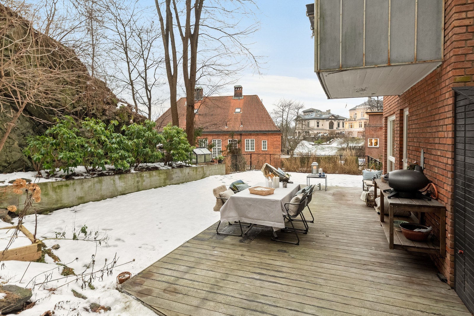 Fra kjøkkenet tar man seg ut til markterrassen på ca. 30 m2, og videre ut til hagen. Galleribilde