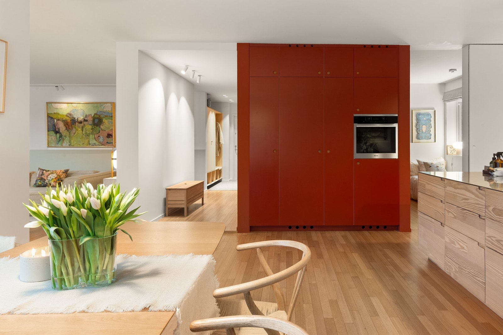 Stilren kjøkkeninnredning med en kombinasjon av glatte og heltre fronter. Integrerte hvitevarer. Galleribilde