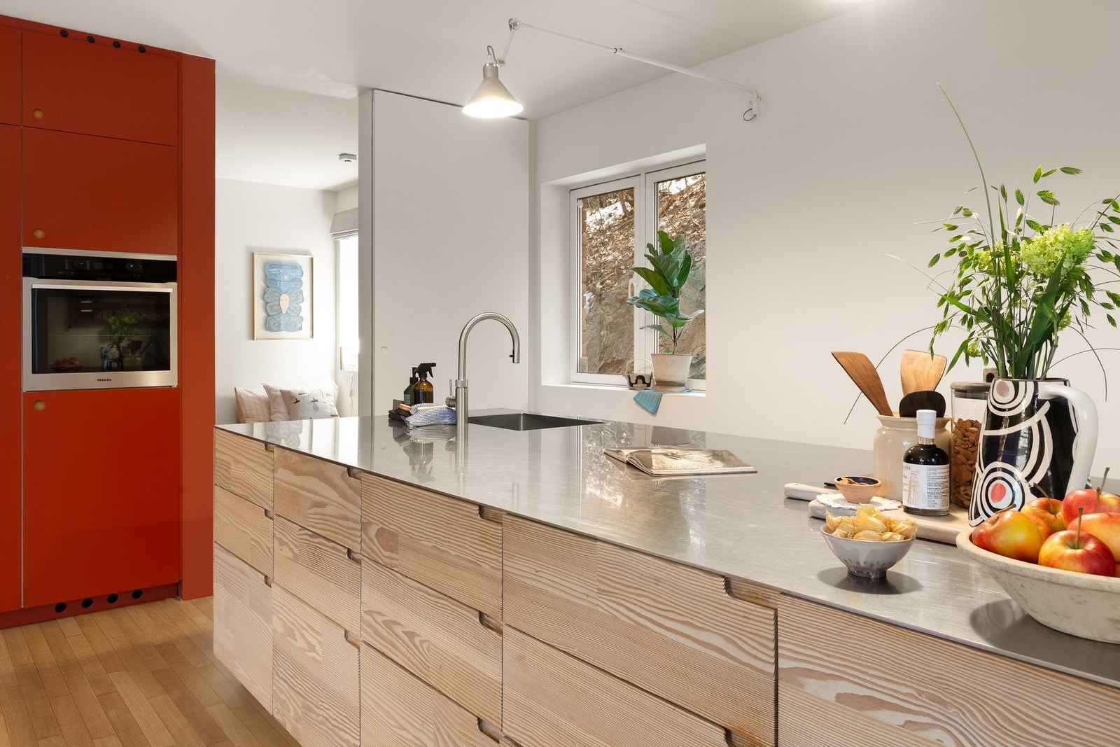 En åpen løsning med mulighet for å ta seg til soverommene via kjøkkenet, eller fra entreen. Galleribilde