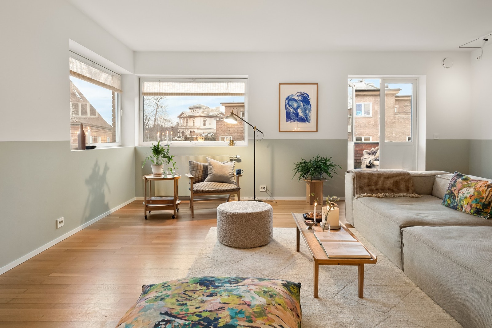 Leiligheten er varmet opp meg radiatorer tilknyttet varmeanlegg (varmekabler i gulv på baderom). Galleribilde