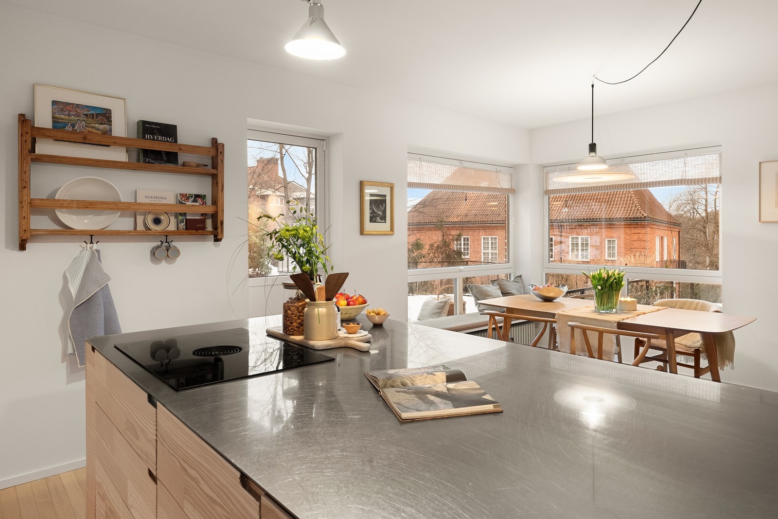 Benkeplate i rustfritt stål i flott samspill til de heltre frontene. 3l "Quooker" i benk for umiddelbar tilgang til kokende vann. Galleribilde