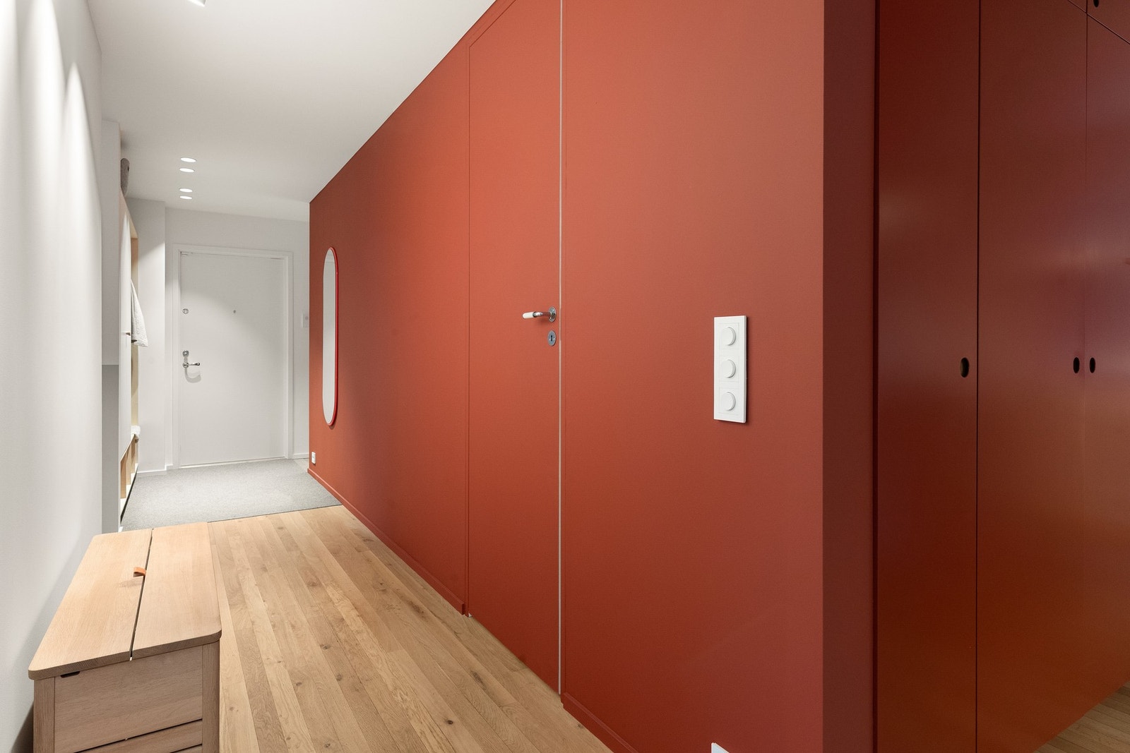 Sett fra kjøkken/stue mot boligens entré. Toalettrom inn dør t.h. Galleribilde