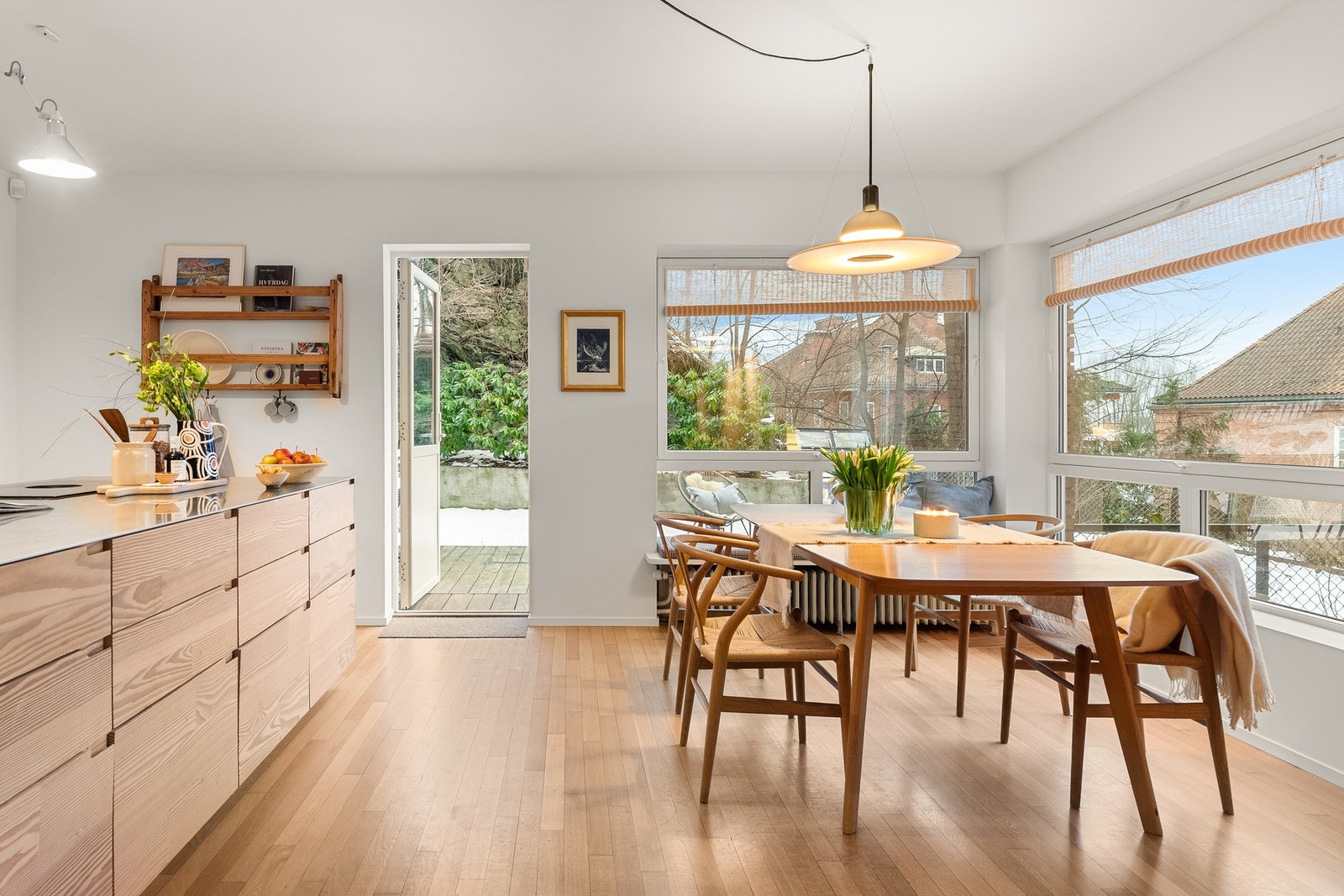 Store og flotte uteområder med utgang til terrasse og hage fra kjøkkenet. Tilgang til veranda fra stuen. Galleribilde