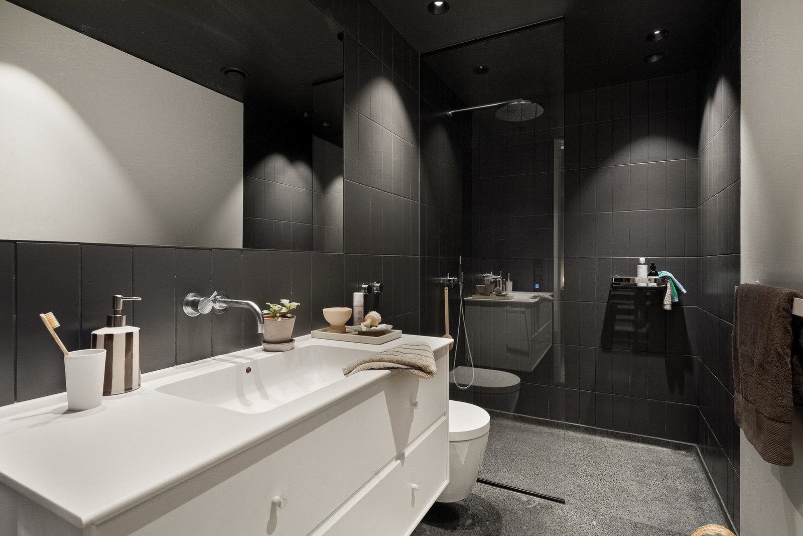 Totalrehabilitert i 2019 i en mørk og delikat utførelse. Galleribilde