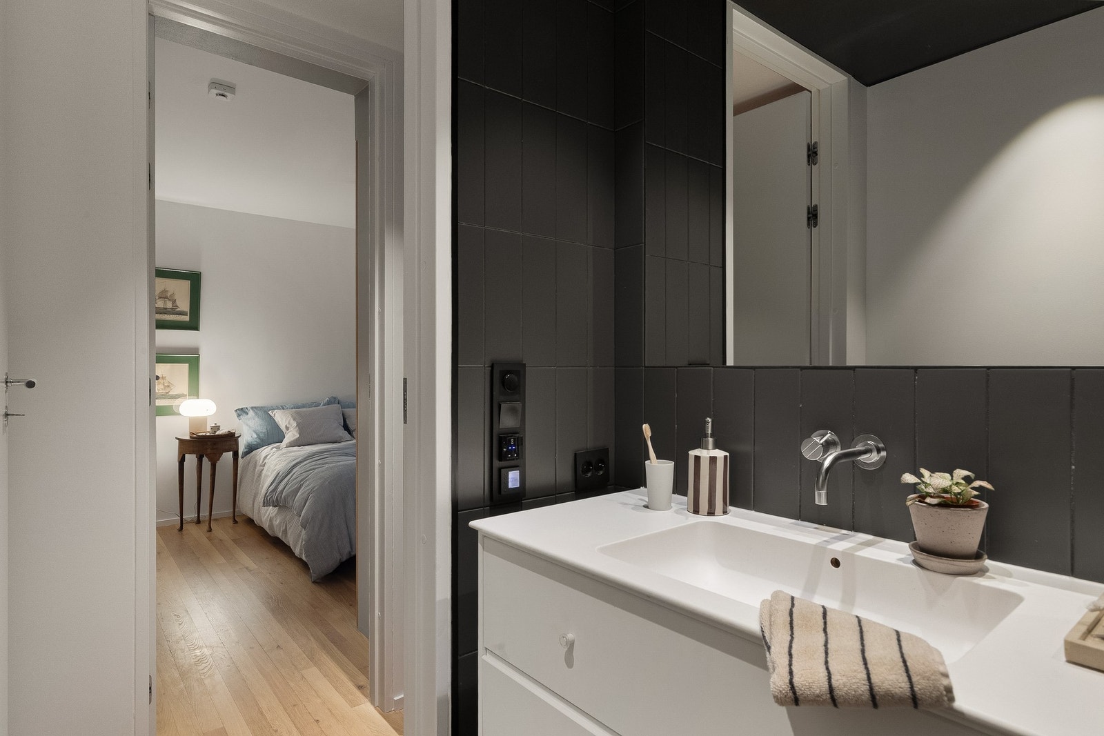 Badet ligger praktisk til ifm. entreen, og i nær tilknytning til soverommene. Galleribilde