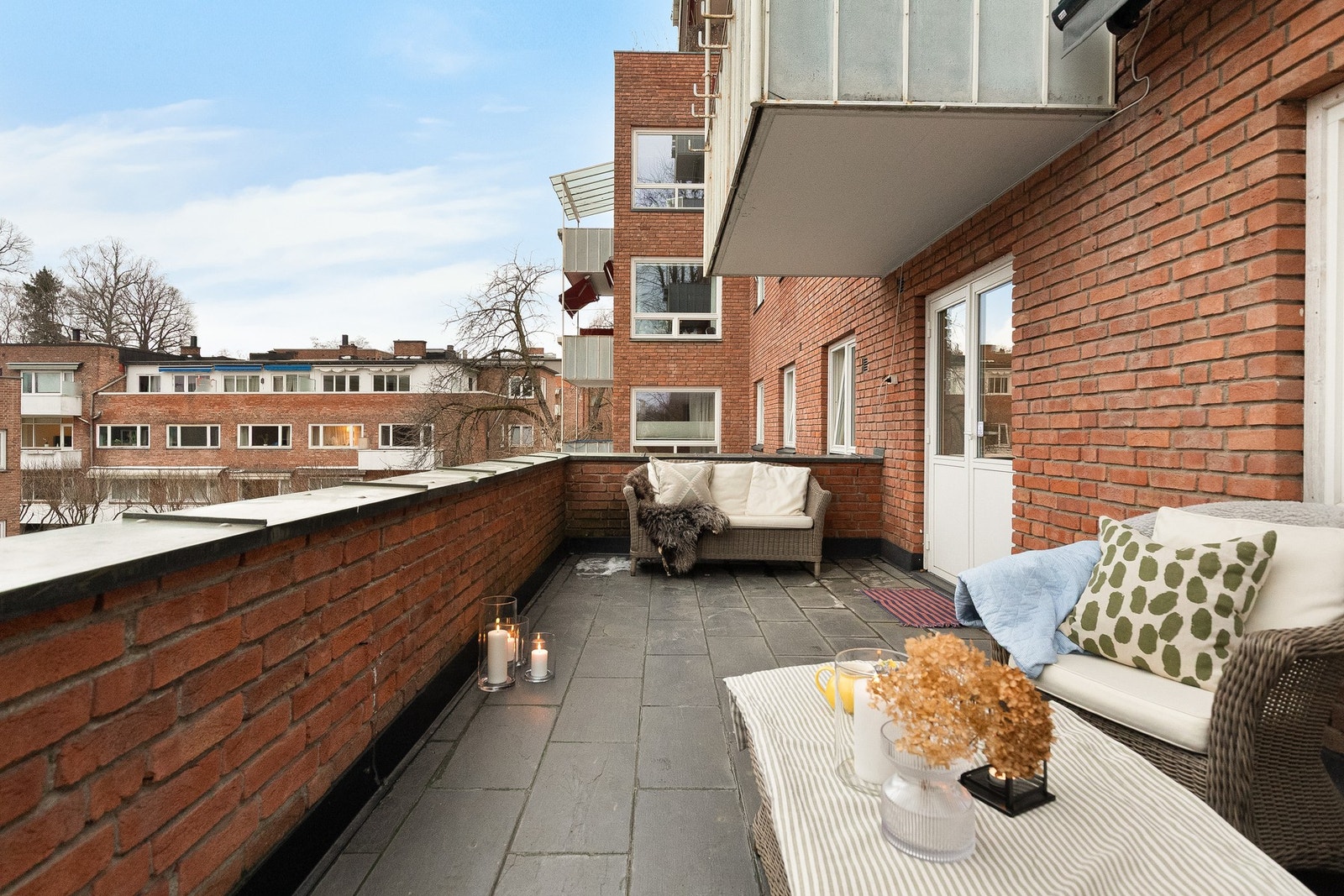 Tilbaketrukket beliggenhet i andre rekke mot Drammensveien. Galleribilde