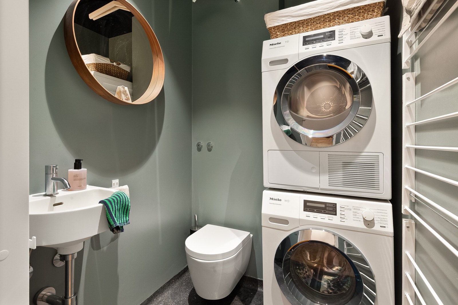 Toalettrom - innredet med vaskesøyle for maksimal plassutnyttelse. Galleribilde