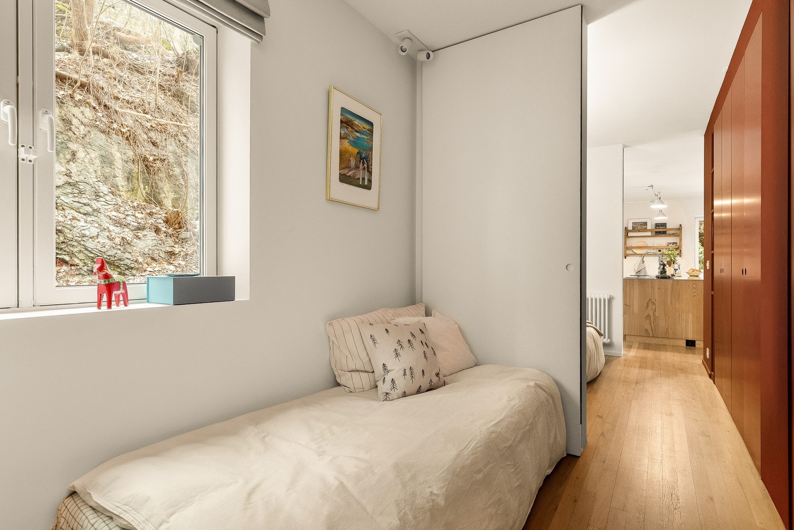 Soverom III. Praktiske skyvedører skaper fleksibilitet samtidig som dagslyset flyter naturlig mellom rommene. Galleribilde