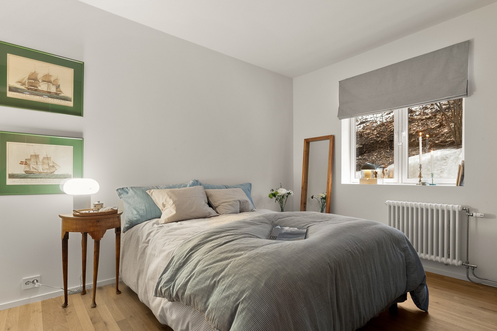 Nederst i entreen og inn til høyre finner man hovedsoverommet. Galleribilde