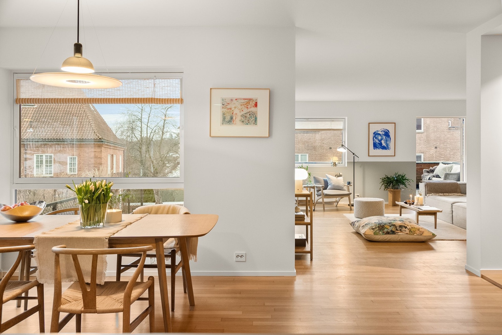 Innvendig er det lyst og innbydende, med alle veggflater malt i 2025. Galleribilde