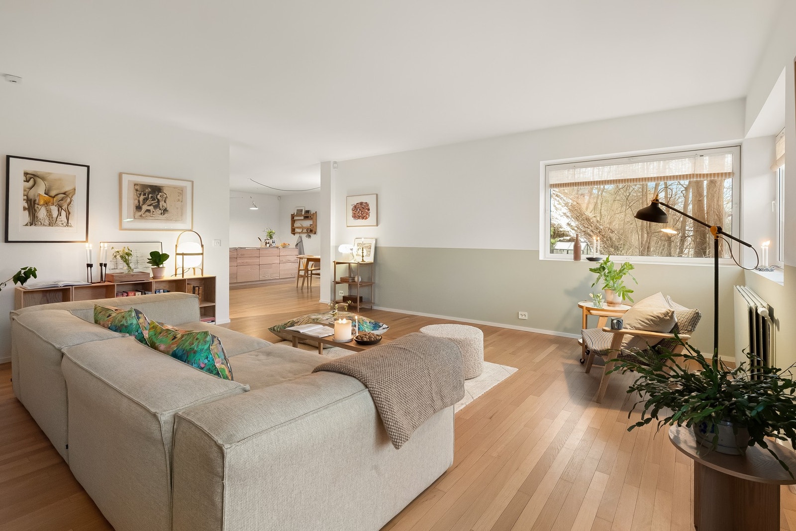 Usjenert beliggenhet uten direkte innsyn fra flere av vindusflatene. Galleribilde