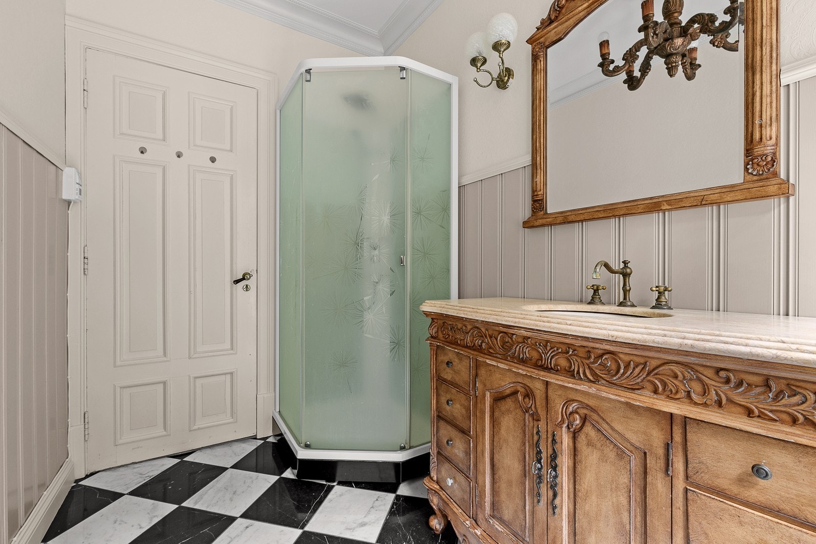 Badet er innredet med servant, dusjnisje og toalett. Galleribilde