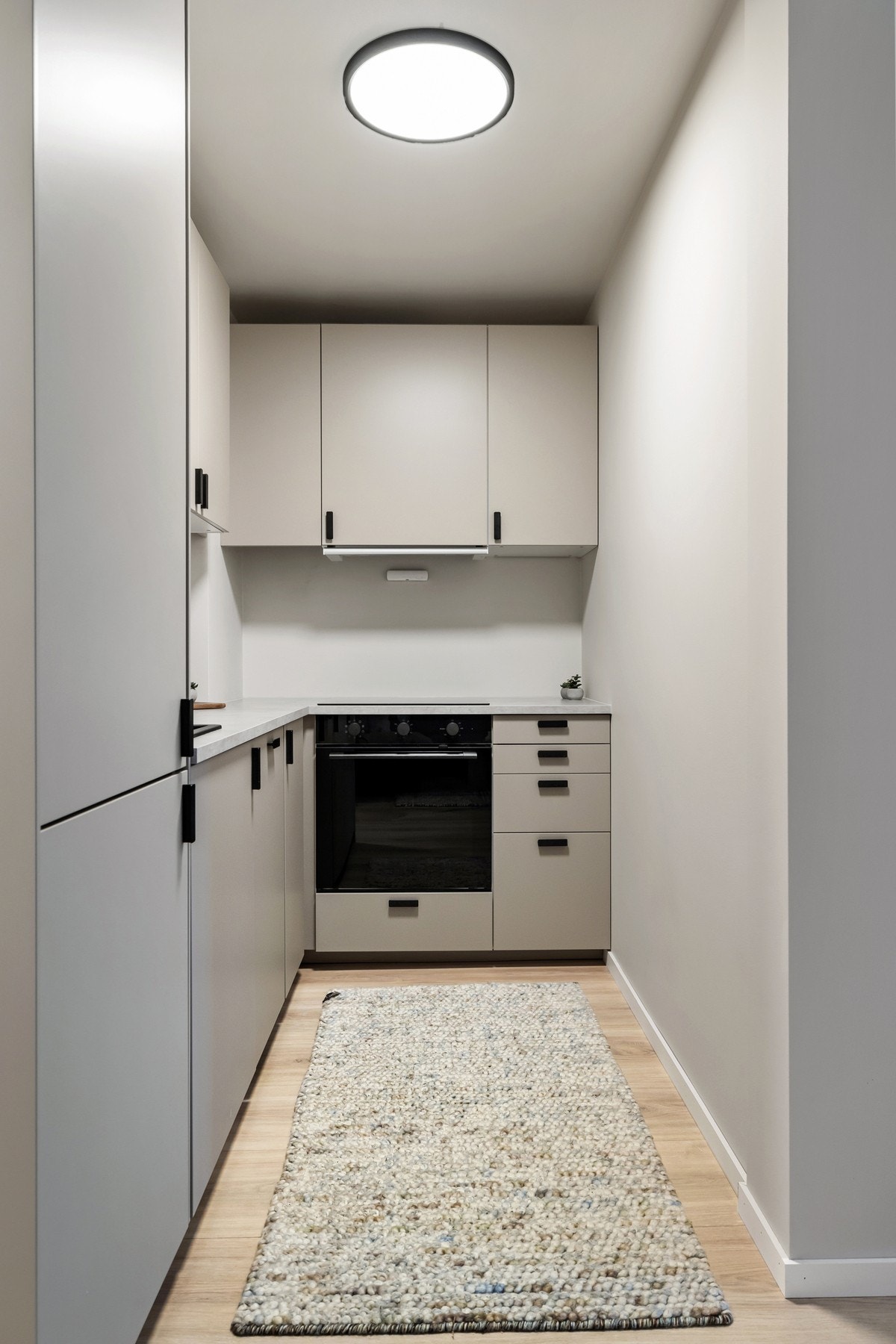 Kjøkkenet har godt med skapplass og integrerte hvitevarer som består av komfyr, platetopp, kjøl/frys og oppvaskmaskin. Alle integrerte hvitevarer på kjøkkenet medfølger i handelen. Galleribilde