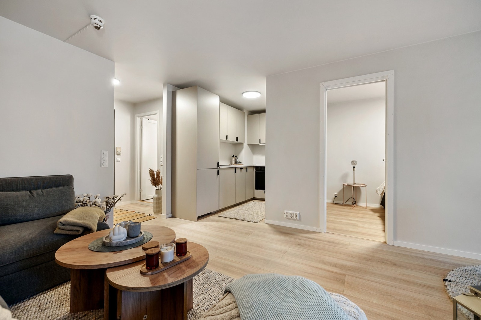 Stuen ligger i delvis åpen løsning med kjøkkenet. Galleribilde