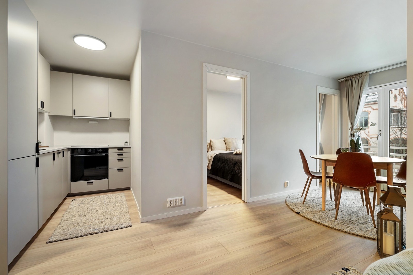 Her er det plass til en fin sofaløsning, og spisebordet får sin naturlige plass i egen nisje. Galleribilde