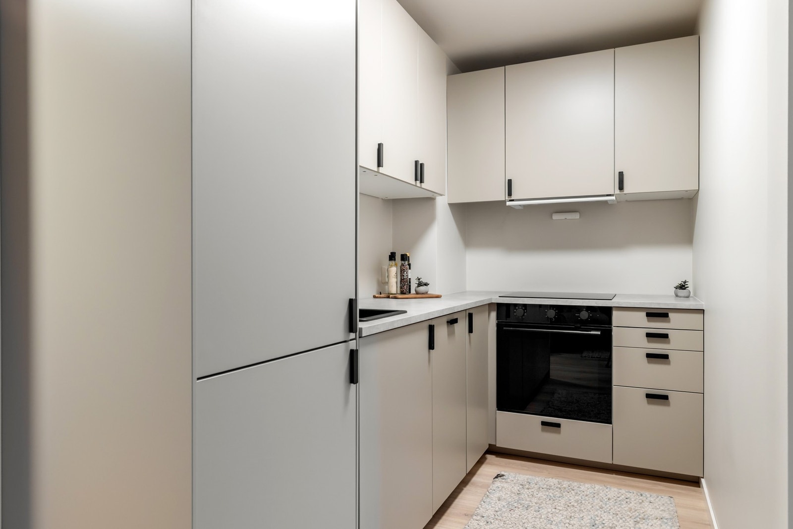 Leiligheten har et lekkert kjøkken i egen nisje fra 2025/26. Galleribilde