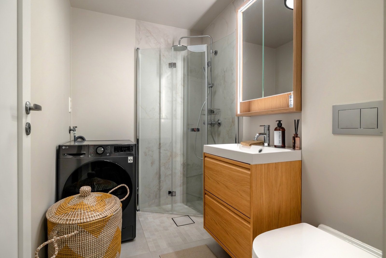 Leiligheten har et moderne bad som ble pusset opp i 2025/26. På gulvet er det lagt store lyse fliser med varmekabler. Videre har badet dusjnisje med både regnfalls- og håndholdt dusj og toalett. Galleribilde