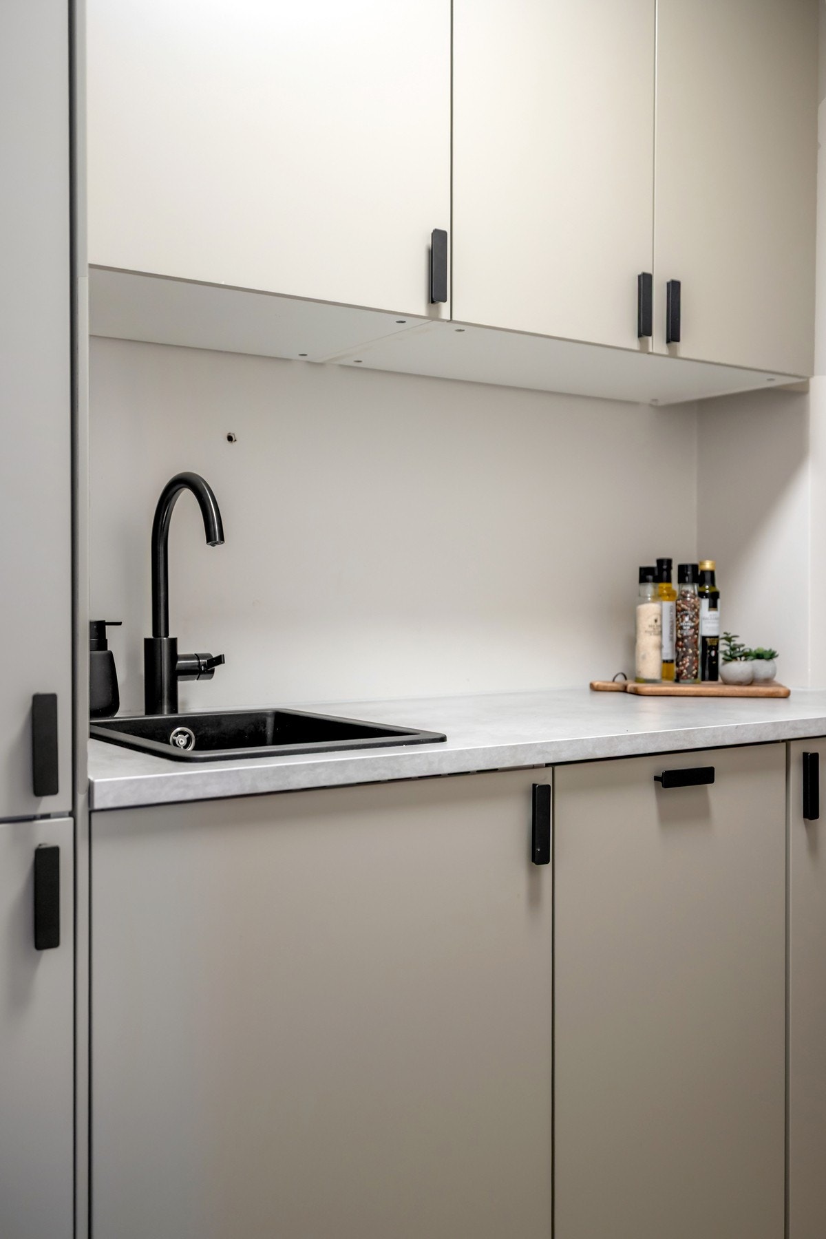 Innredningen har lyse glatte fronter og laminat benkeplate. Galleribilde