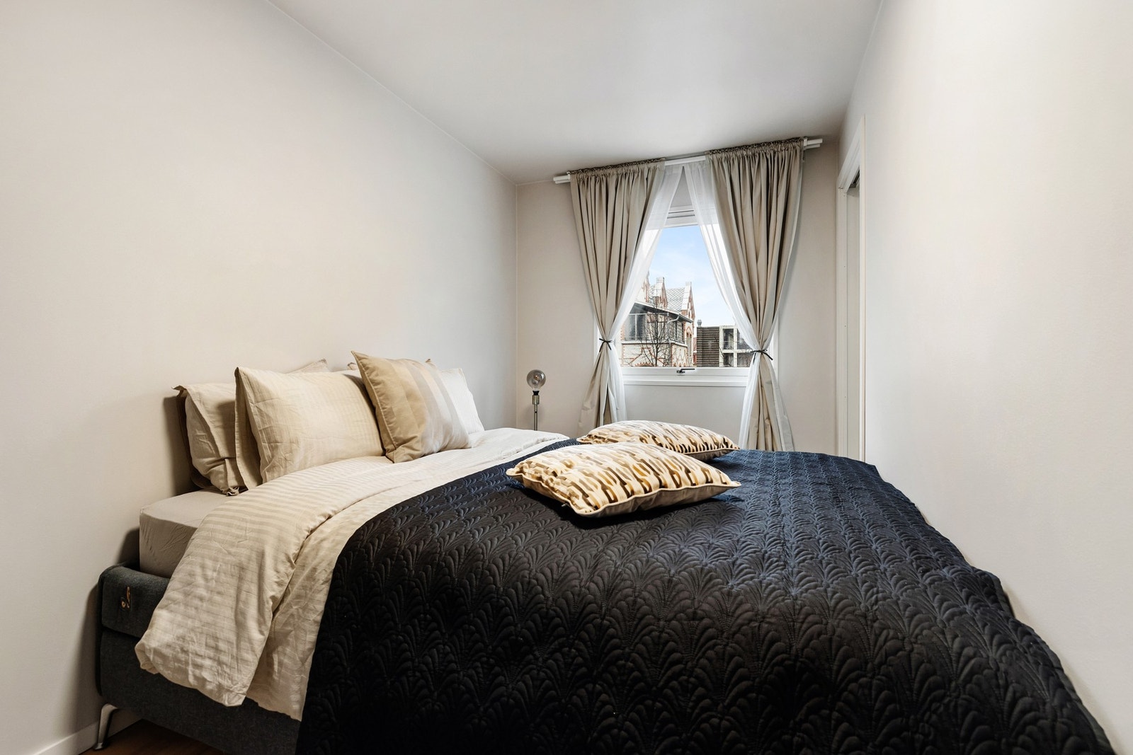 Hovedsoverommet er romslig og har god plass til dobbeltseng. Galleribilde