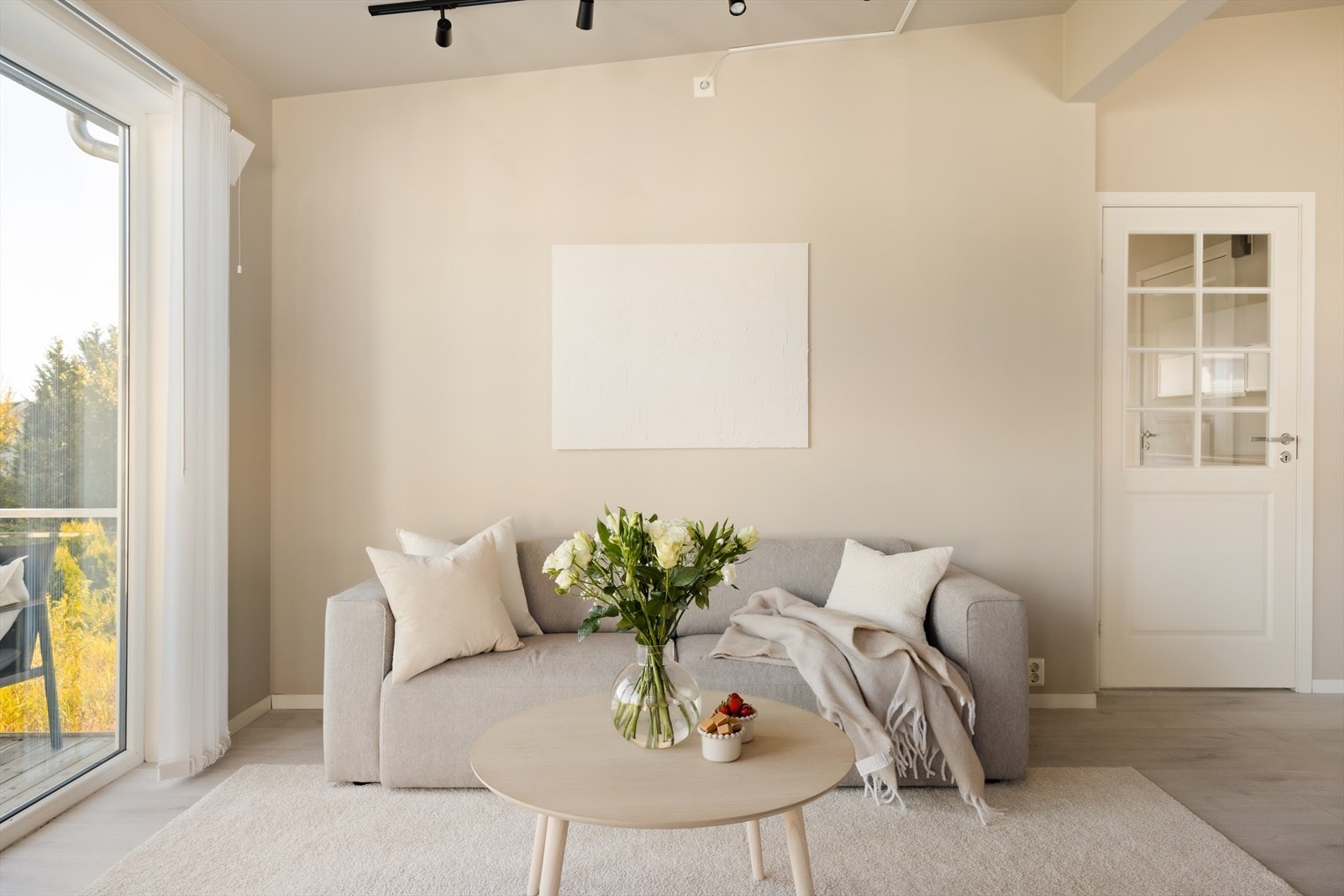 Store vindusflater sørger for rikelig med naturlig lysinnslipp Galleribilde