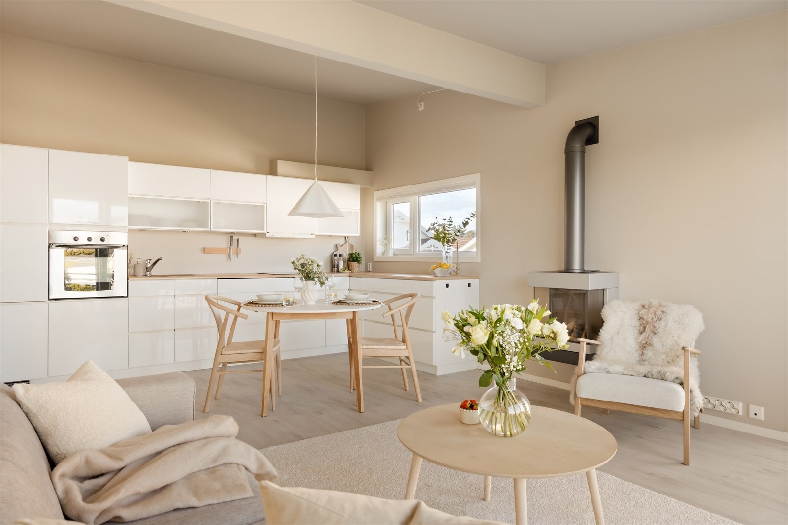 Her er det god plass til både matlaging og oppbevaring Galleribilde