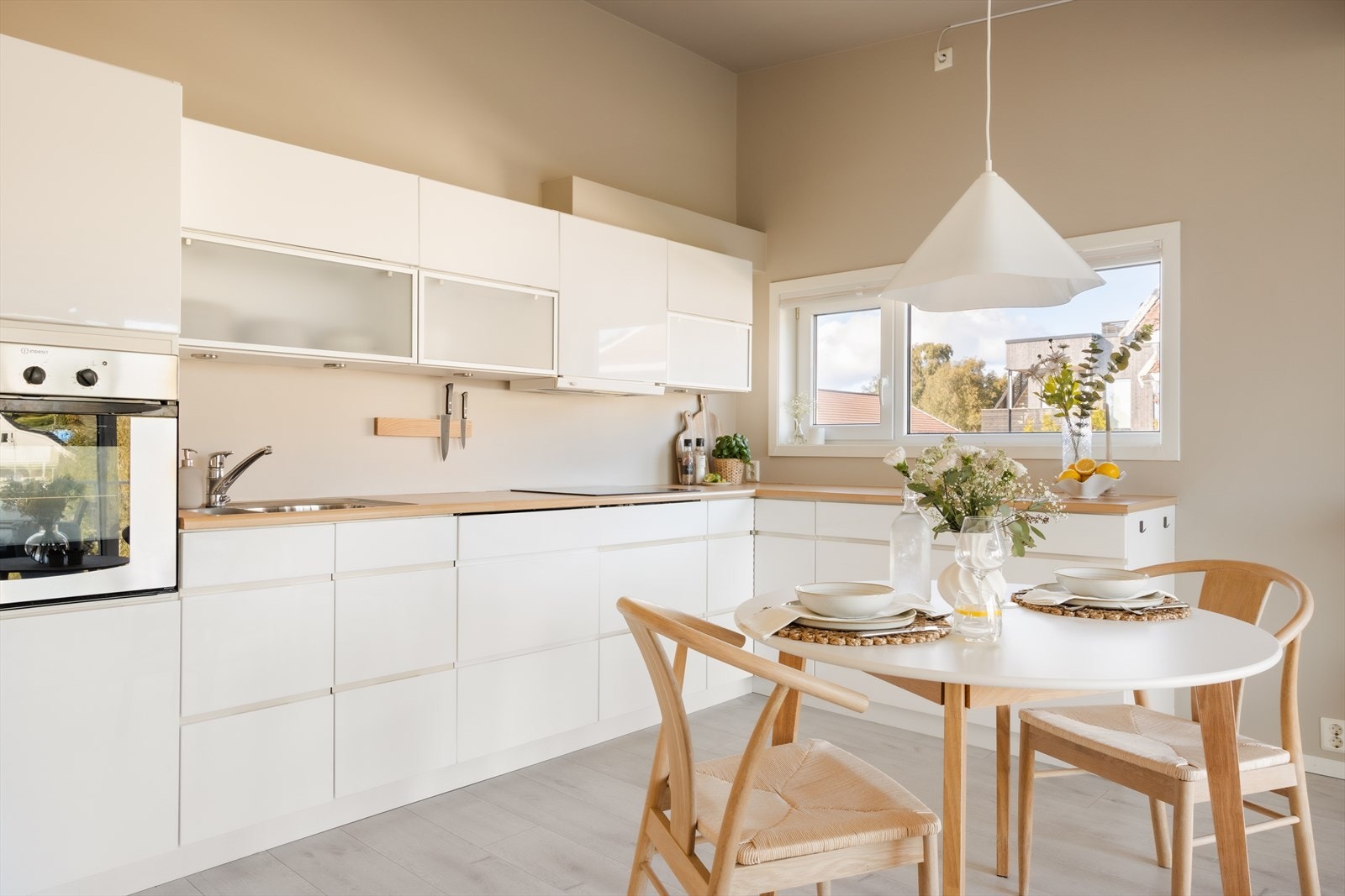 Lys innredning med slette fronter og benkeplate laminat Galleribilde