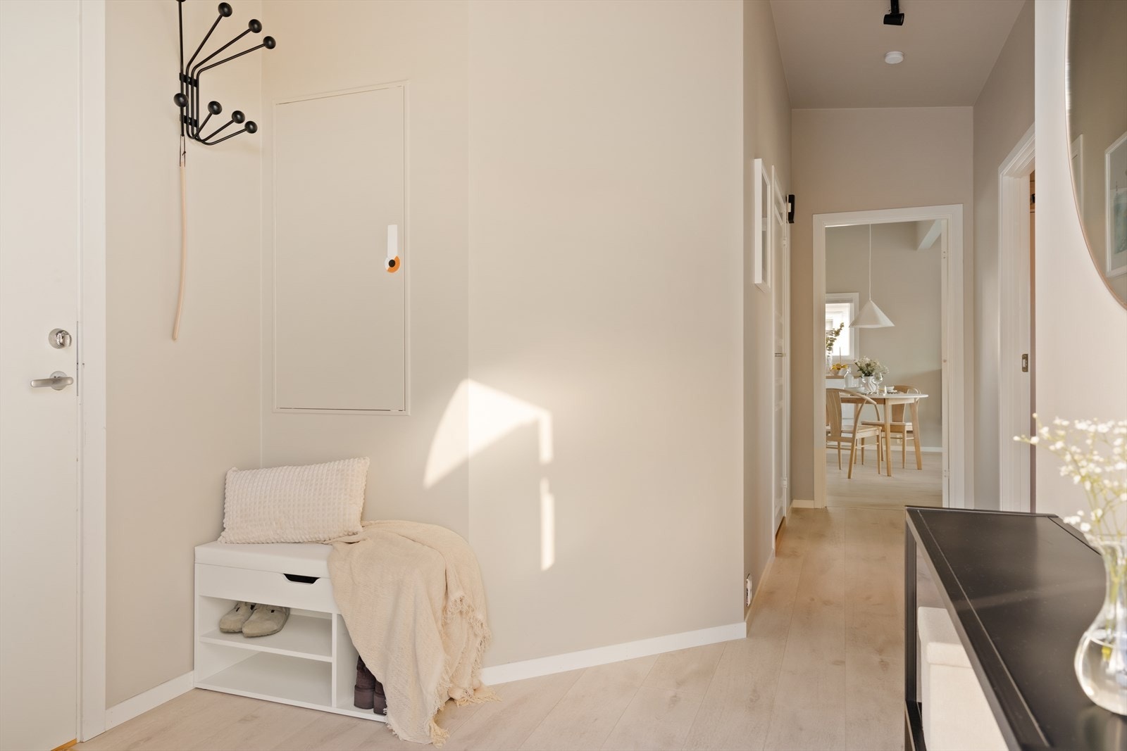 Lekre farge- og materialvalg gir et godt førsteinntrykk av boligen Galleribilde