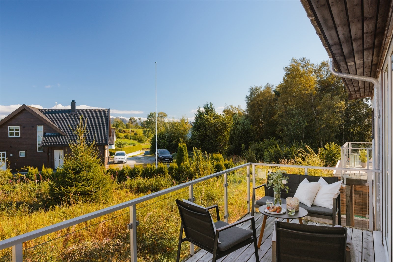 En flott tre-roms med gode kvaliteter, to balkonger, varmepumpe og peis Galleribilde