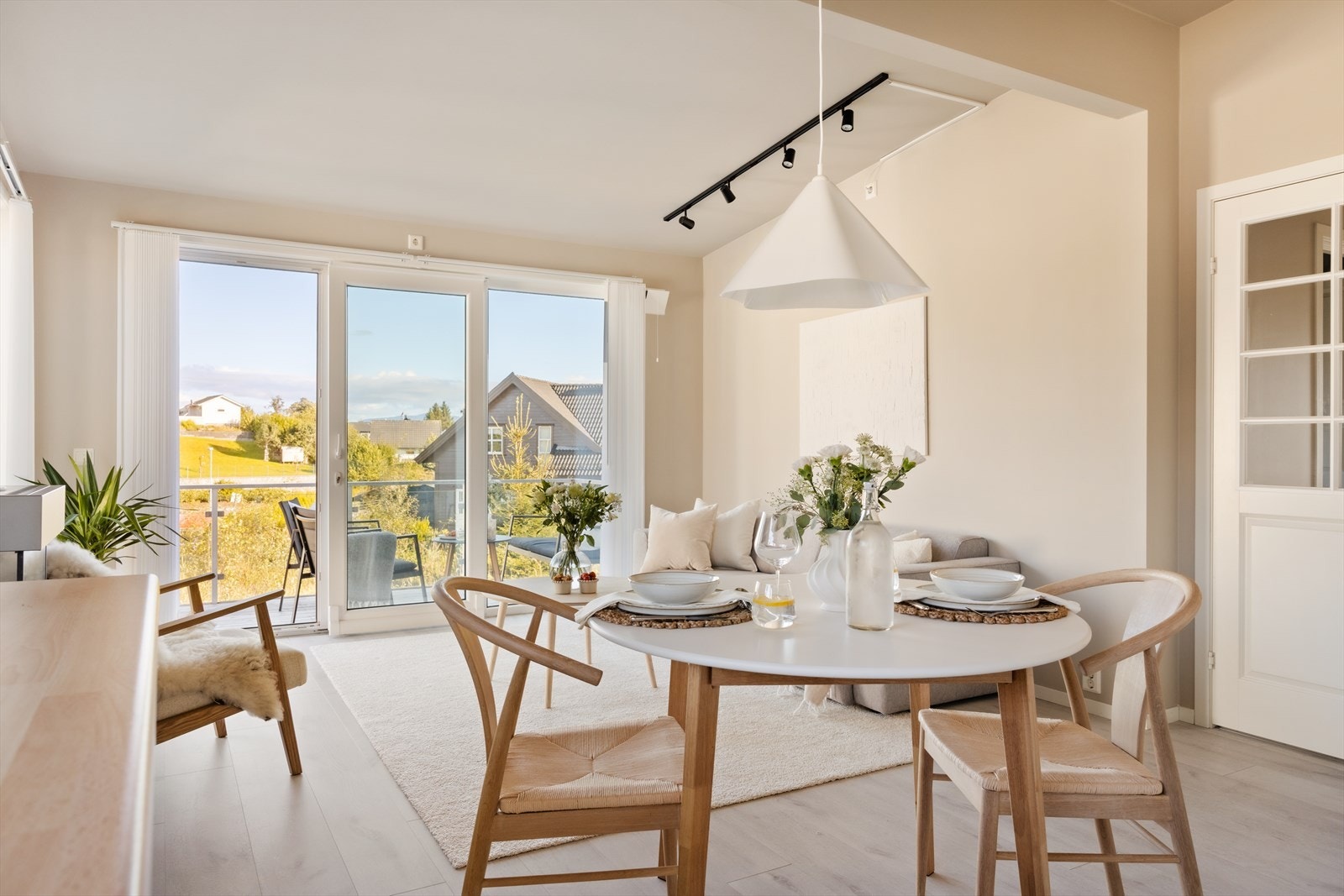 Vi beveger oss inn i en romslig stue- og kjøkkenløsning Galleribilde