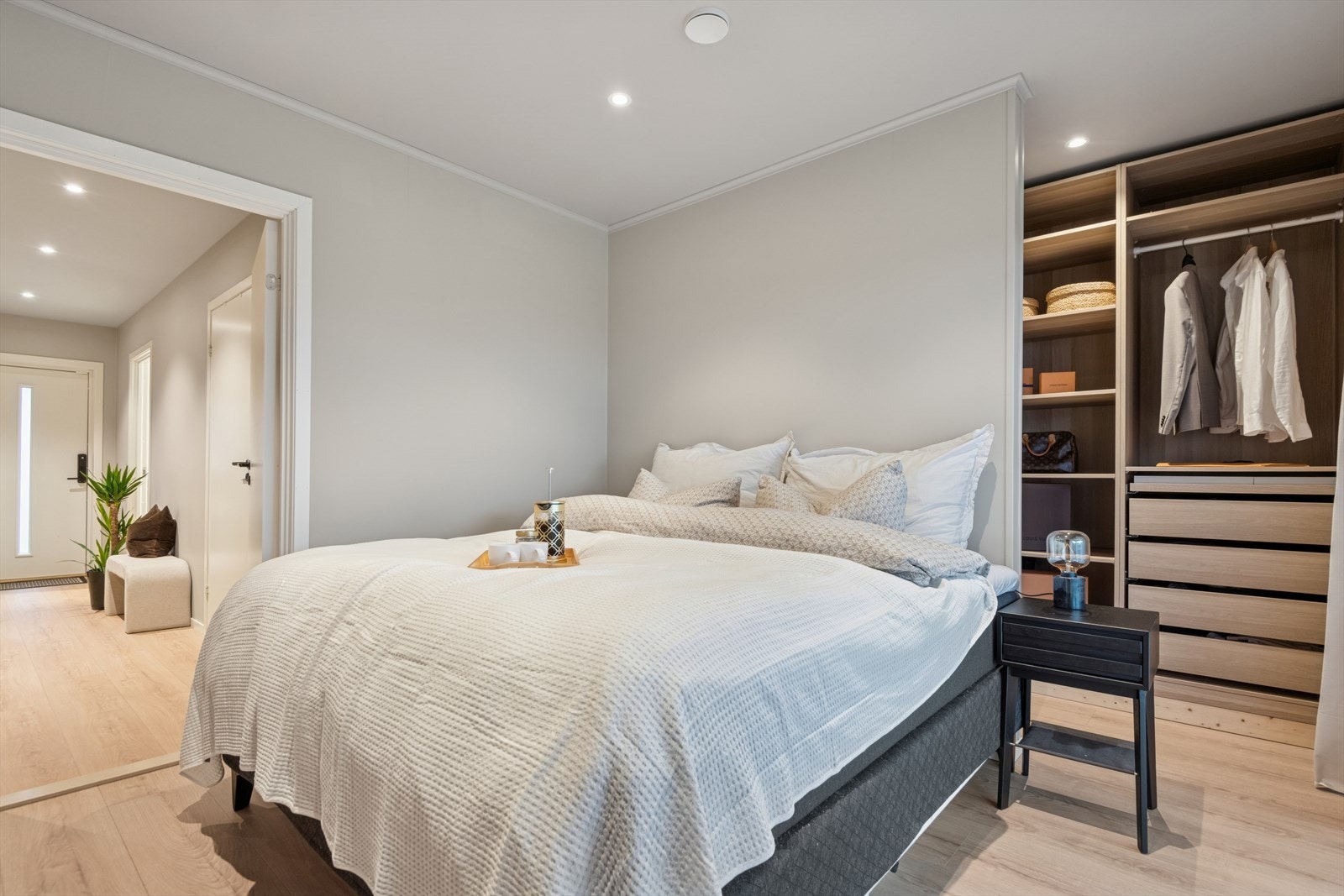 Hovedsoverom med plass til dobbeltseng og adkomst til garderoberom. Galleribilde