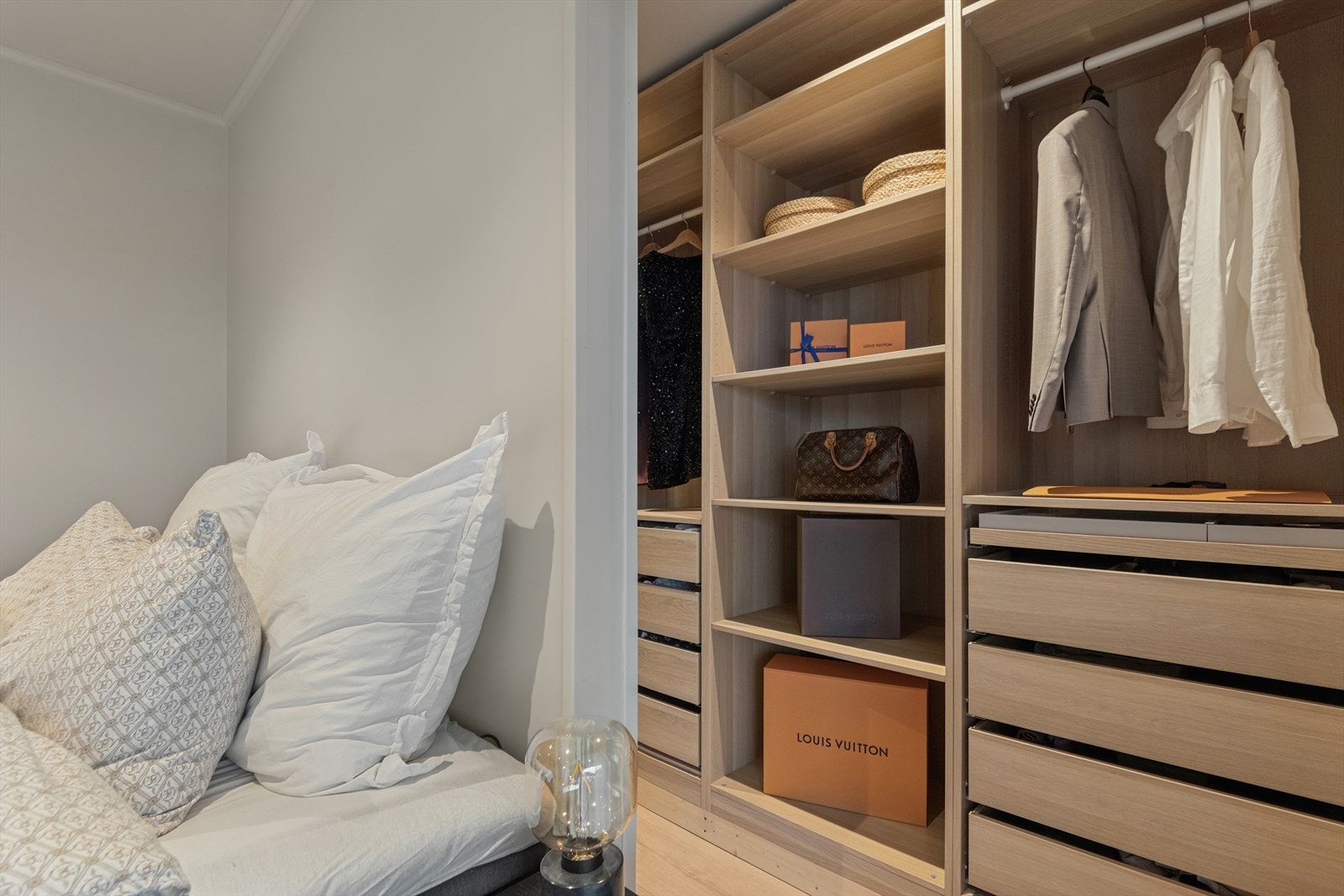 Velutstyrt garderoberom gjør det enkelt å holde orden i garderoben. Galleribilde