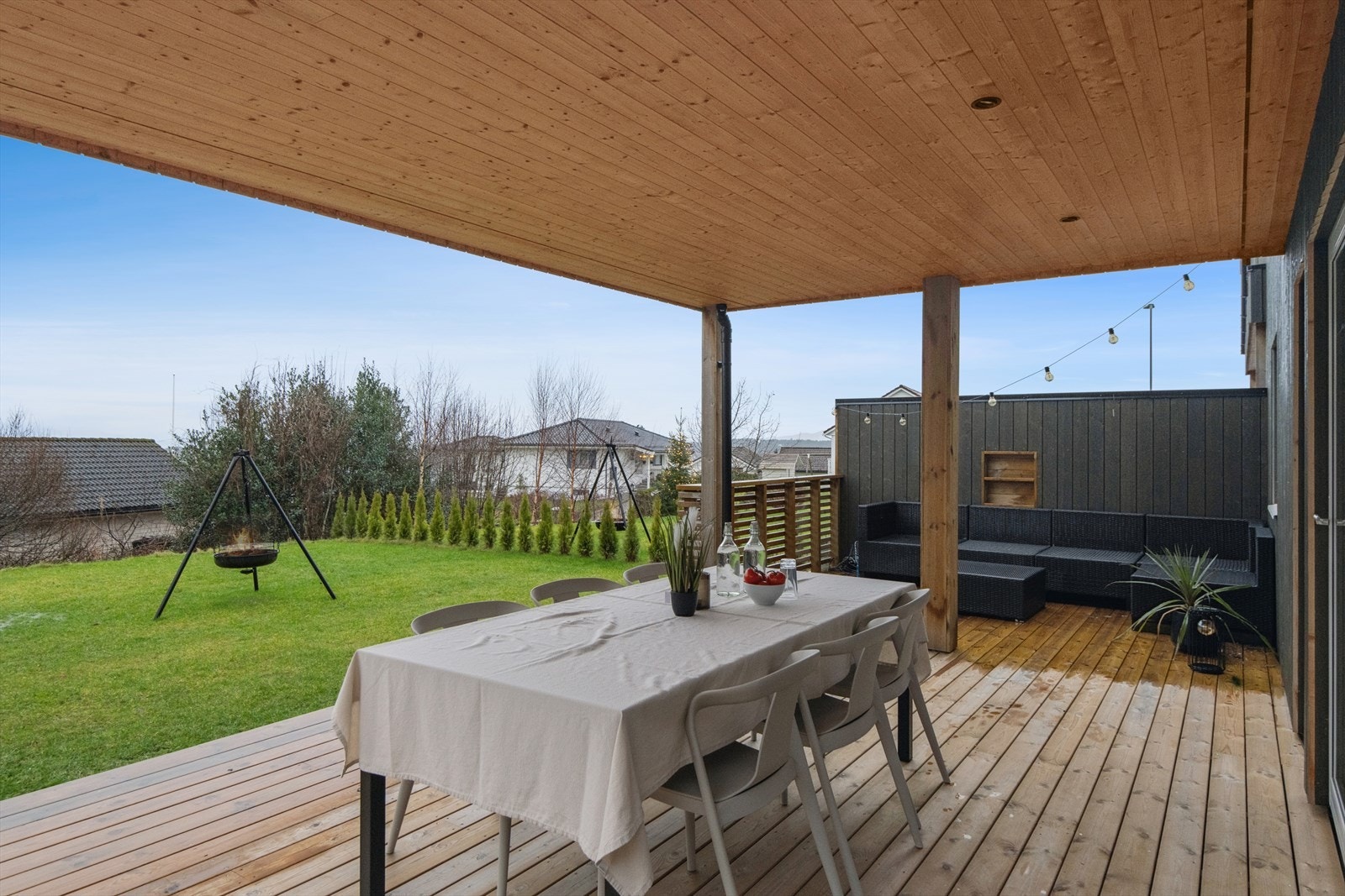 Terrasse med tredekke og hage med god plass til utemøbler og lekeområde. Galleribilde