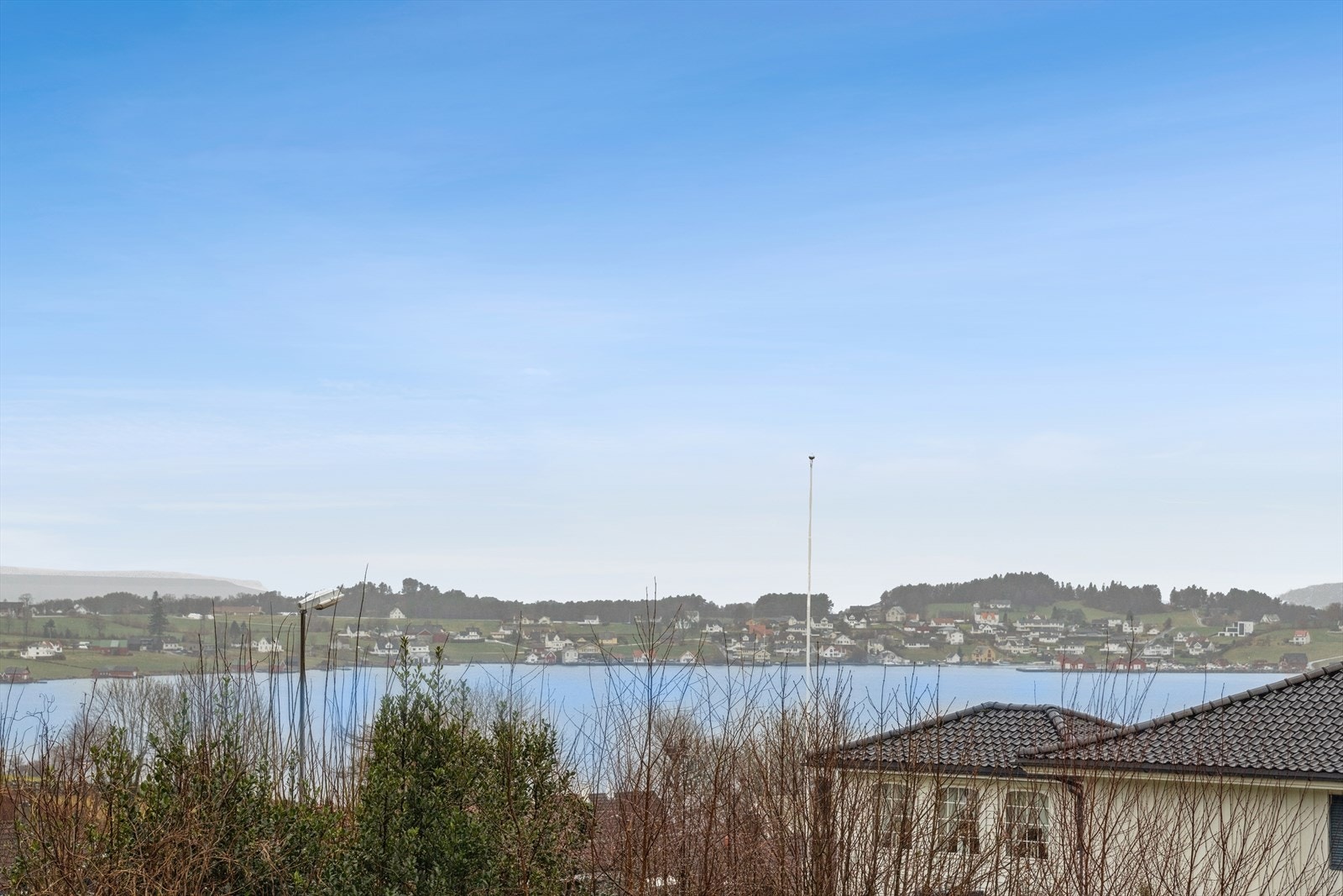Boligen har utsikt mot sjøen, gode solforhold og nærhet til Sæbøvik sentrum. Galleribilde