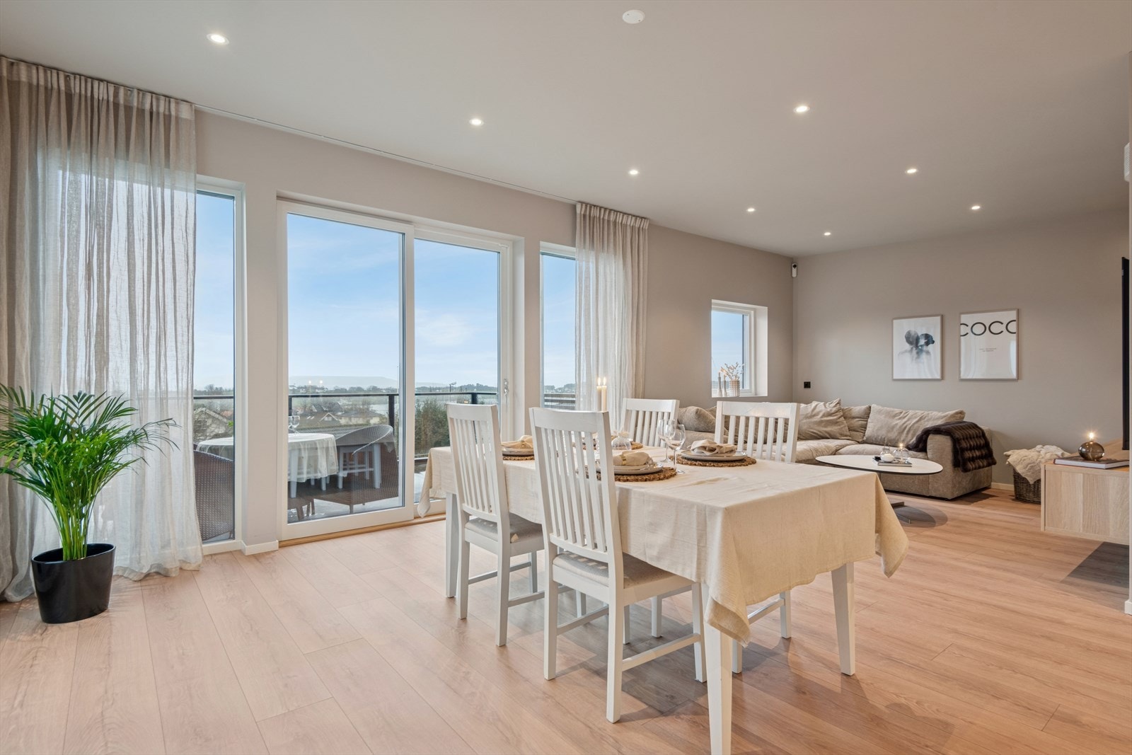 Lys og behagelig stue med store vindusflatersom gir flott lys inn og fin utsikt. Galleribilde