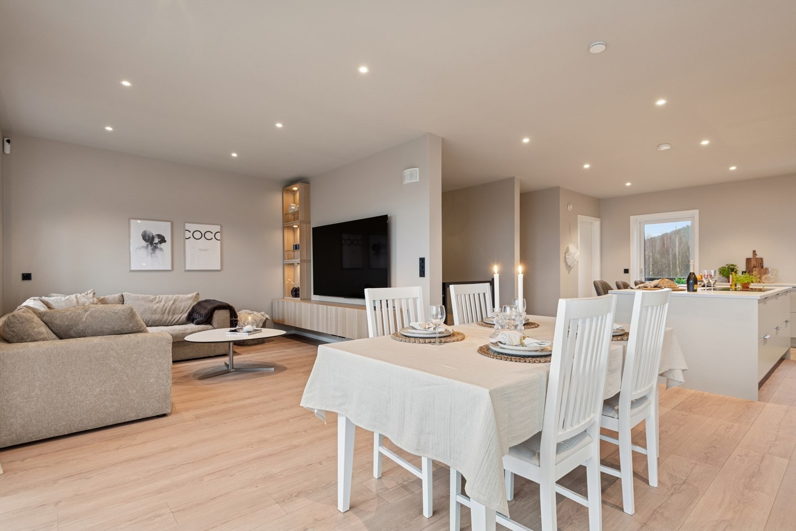 Den åpne løsningen mellom stue og kjøkken gir god plass til en stor spisestue og skaper en hyggelig, sosial sone for både hverdag og selskaper. Galleribilde