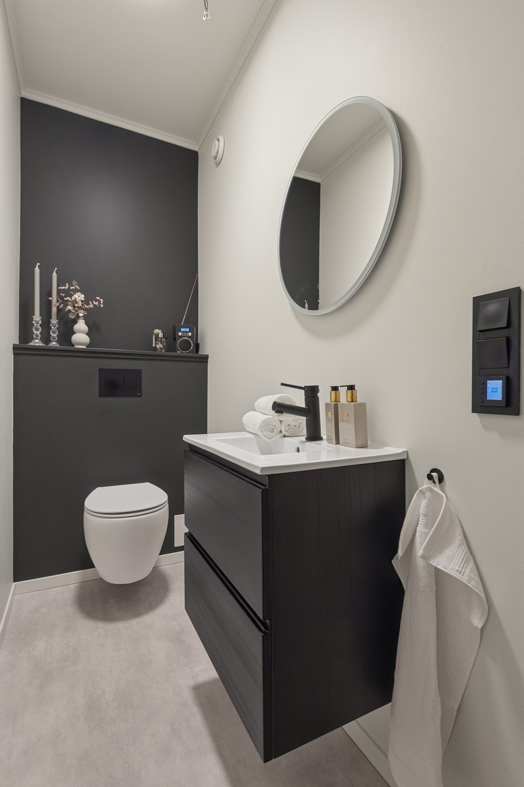 Separat toalettrom i 2. etasje med vegghengt toalett. Galleribilde