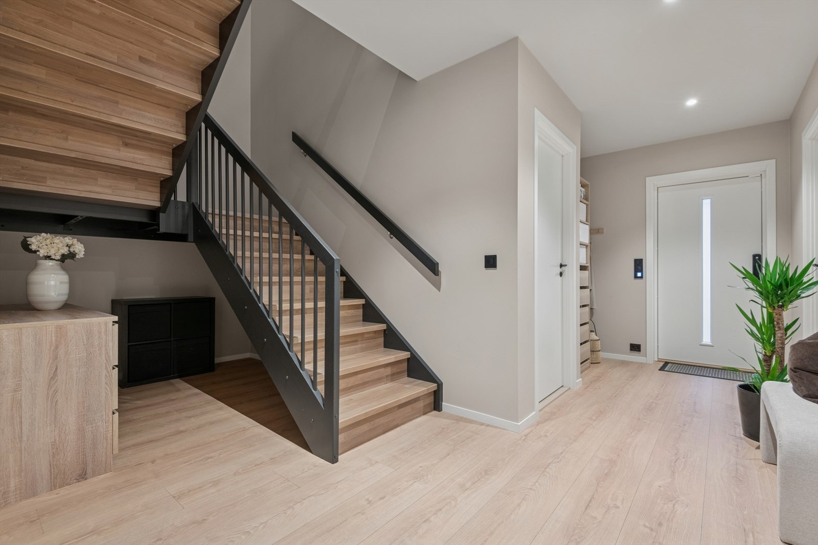 Velkommen inn! Lys og innbydende entrè med garderobeplass og downlightbelyssning. Galleribilde