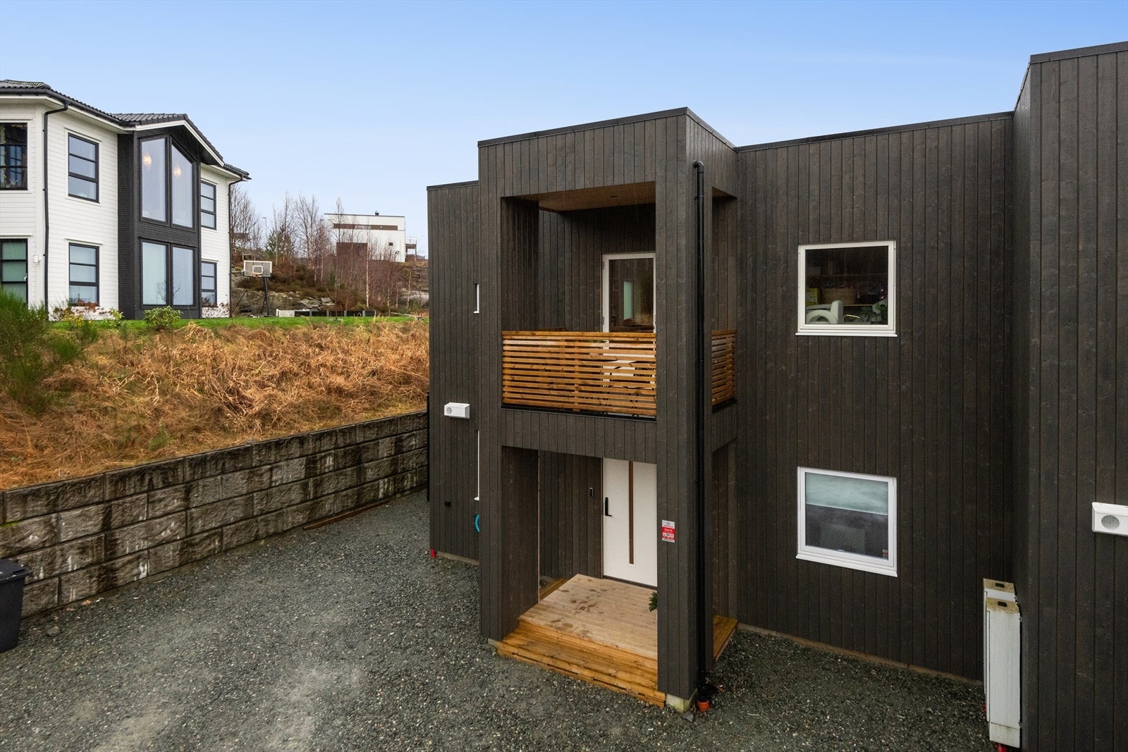 Overbygget inngangsparti i 1. etasje. Galleribilde