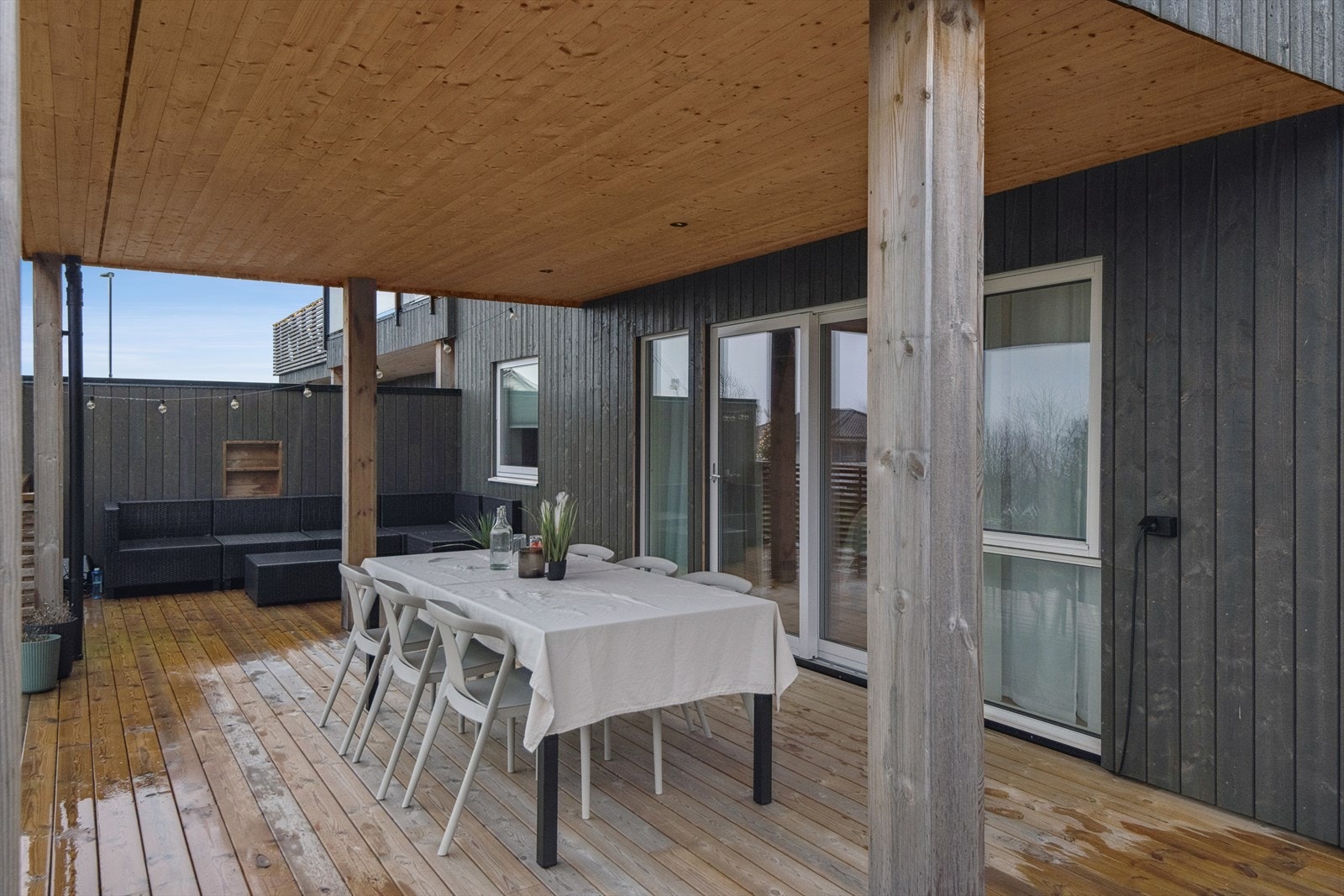 Herlig og lun uteplass hvor en sitter tørt uansett vær. Galleribilde