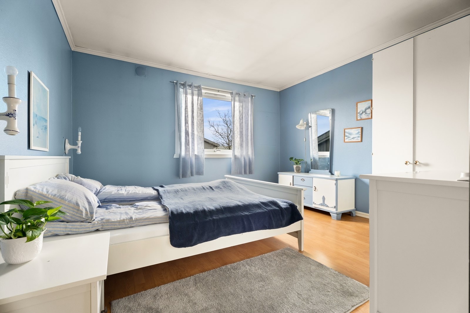 Vinduet gir godt med dagslys inn på soverommet. Galleribilde