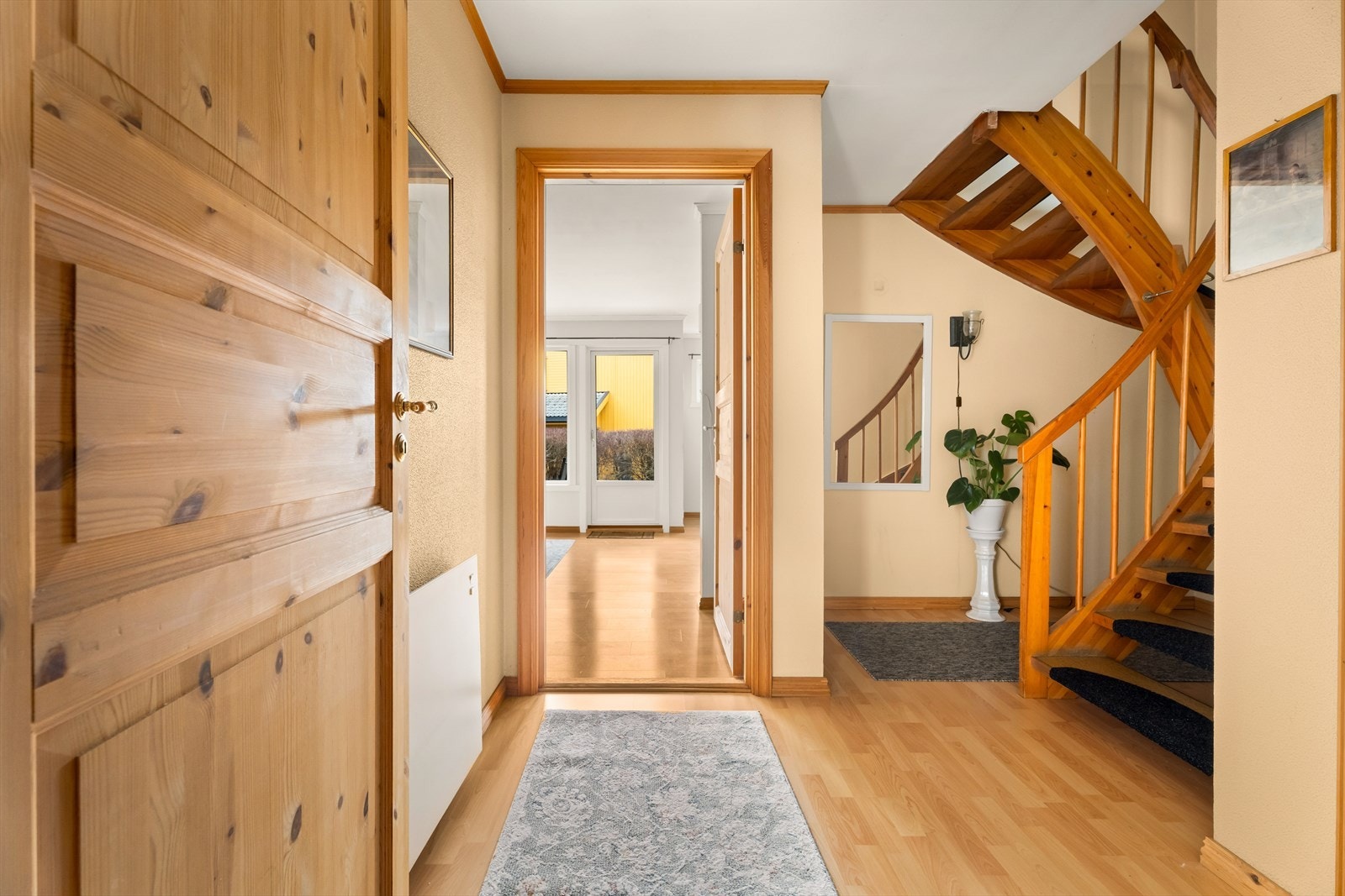 Velkommen inn i en romslig entré som binder sammen boligens rom. Galleribilde