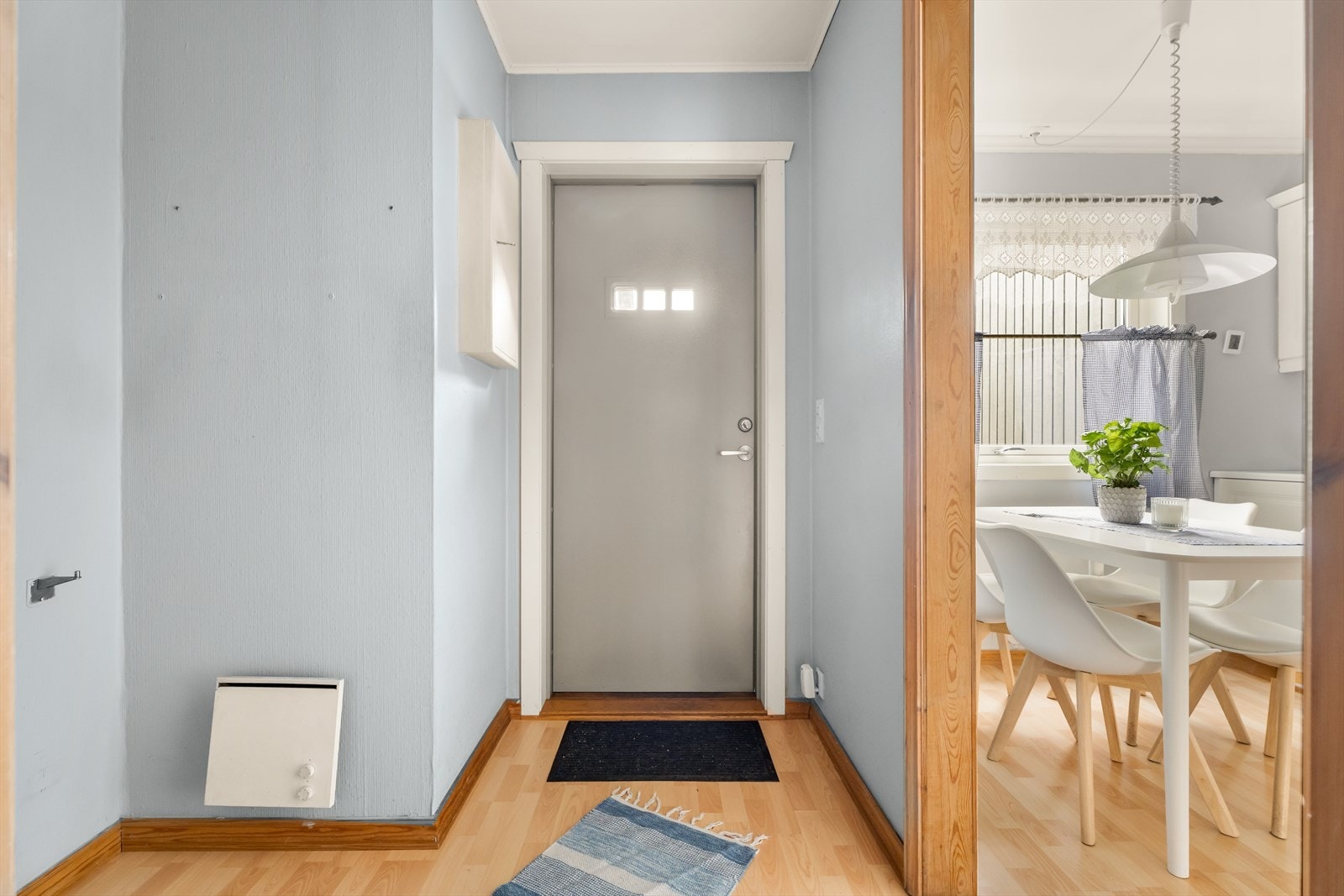 Inngangspartiet har plass til oppbevaring av yttertøy. Galleribilde